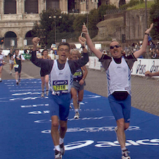 Fabio Pasinetti e la sua guida tagliano il traguardo durante una maratona