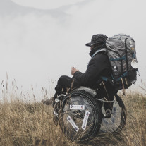 Pietro Scidurlo con la sua sedia a rotelle durante un trekking