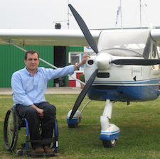 Franco Bentenuti a fianco del suo aereo