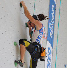 Simone Salvagnin arrampica durante una gara di paraclimb