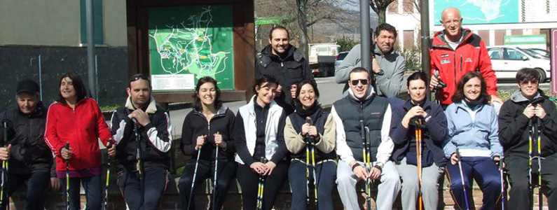 Foto di gruppo di nordic walking insieme all'istruttore