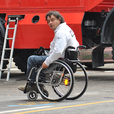 Luca Tassi a fianco di un mezzo a motore durante un rally