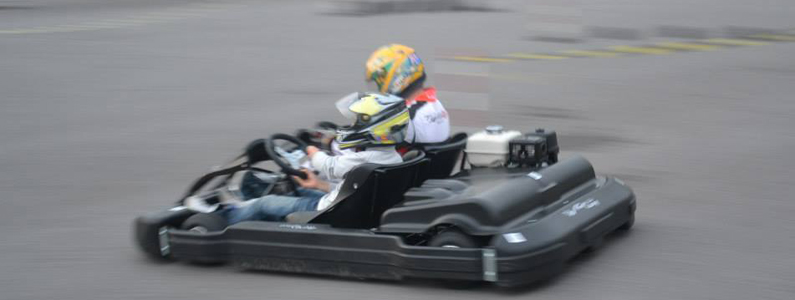 Pilota e passeggero in pista su go kart