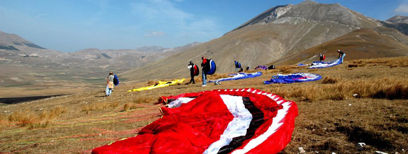 vele dei parapendio stese a terra nel luogo del lancio