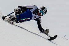 Sciatore disabile su monosci scende in slalom