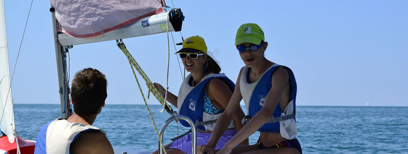 Persone non vedenti in barca a vela durante una lezione