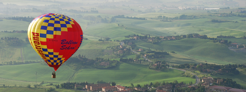 mongolfiera sorvola le campagne toscane