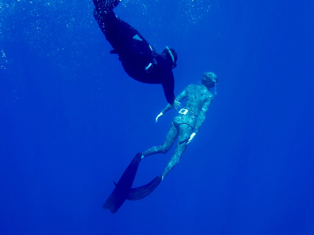 Istruttore accompagna persona con disabilità in immersione