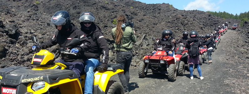 Carovana di quad attende sfila sul paesaggio lunare dell'Etna