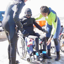 Fabrizio Azzalini mentre fa sci nautico con il suo monosci