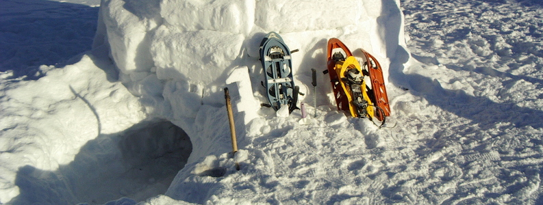 Ciaspole appoggiate sul fianco di un igloo di ghiaccio