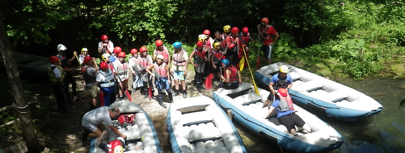 Gruppo di ragazzi disabili e non in procinto di salire sui gommoni