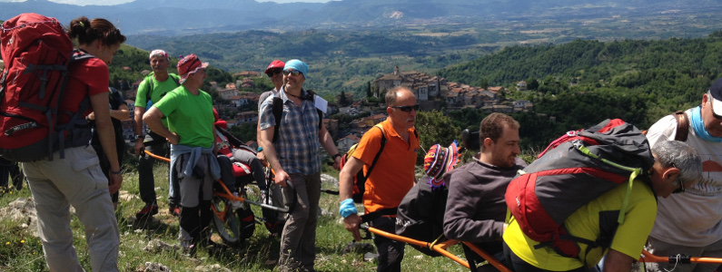 Gruppo di persone disabili e non che camminano sul sentiero