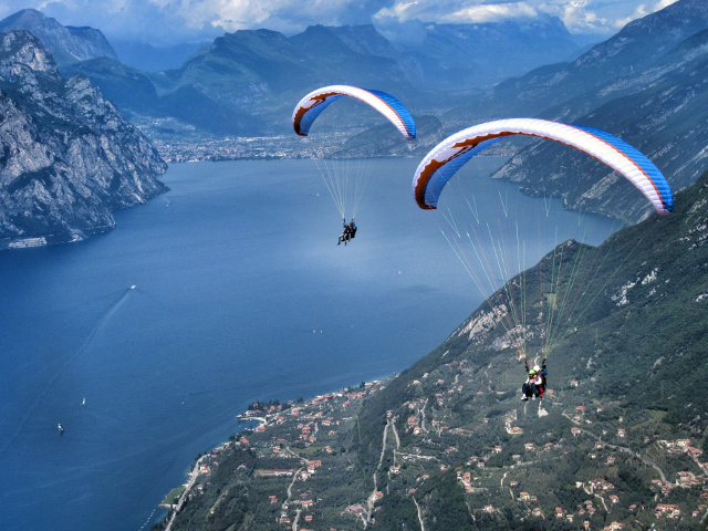 Coppia di parapendii in volo sul Lago di Garda