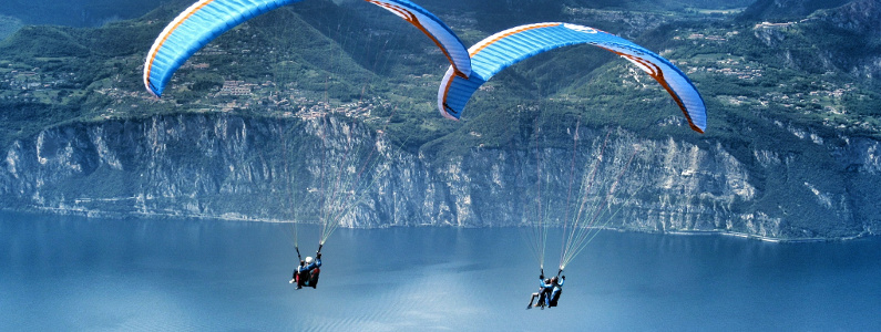 Coppia di parapendii sul Lago di Garda