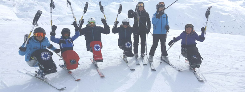 Foto di gruppo di istruttori e disabili