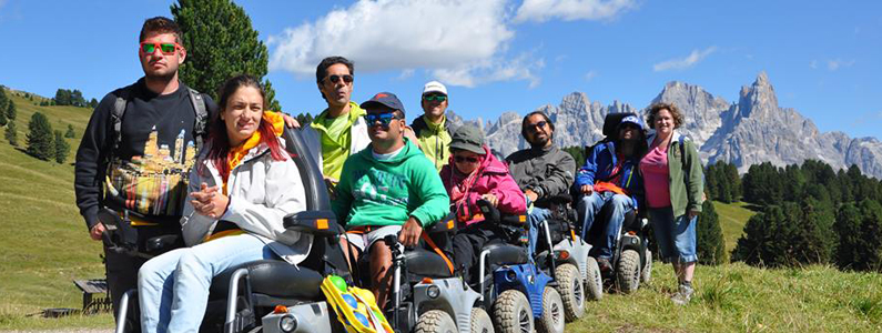Gruppo di disabili su carrozzine elettriche