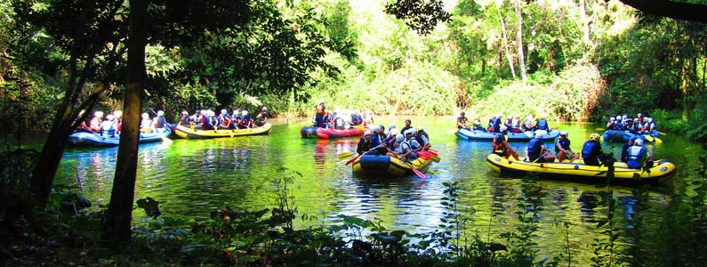 Immagine dei gommoni dall'argine del fiume