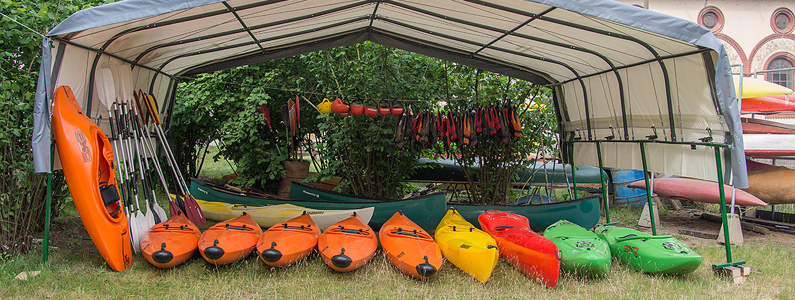 Canoe allineate presso il centro Canoa Club di Vigevano