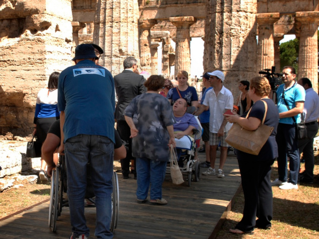 Turisti portatori di disabilità utilizzano la rampa per visitare il tempio di Hera