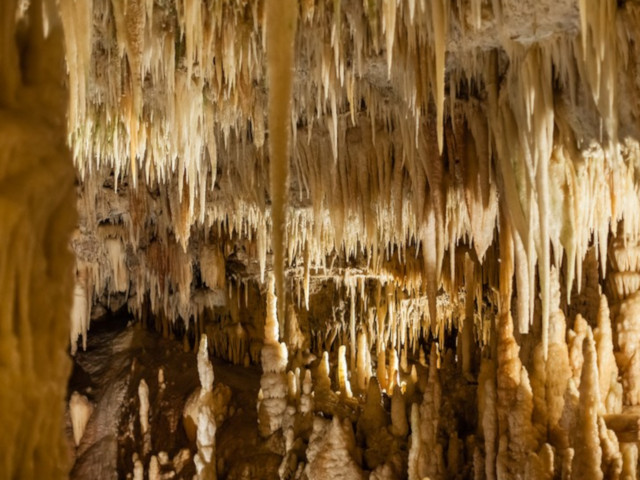 Le meravigliose stalattiti della Grotta Bianca