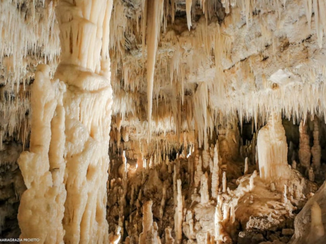 Un'imponente colonna nella Grotta Bianca