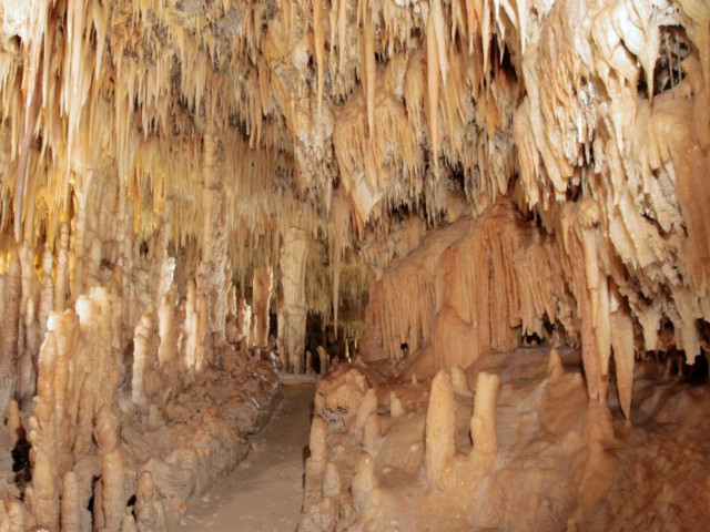 Stalattiti e stalagmiti della Grotta Bianca