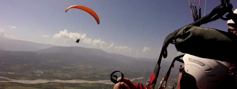Immagine suggestiva e panoramica scattata da un parapendio in volo 