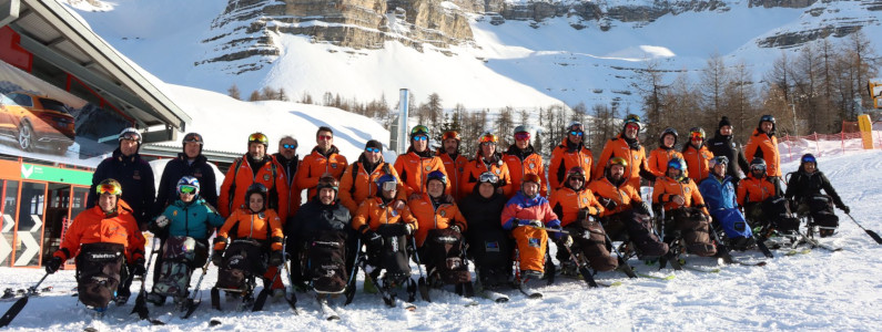 Foto di gruppo di sciatori sulla neve