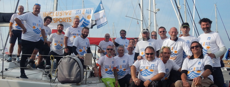 Foto di gruppo in occasione della regata paralimpica Barcolana