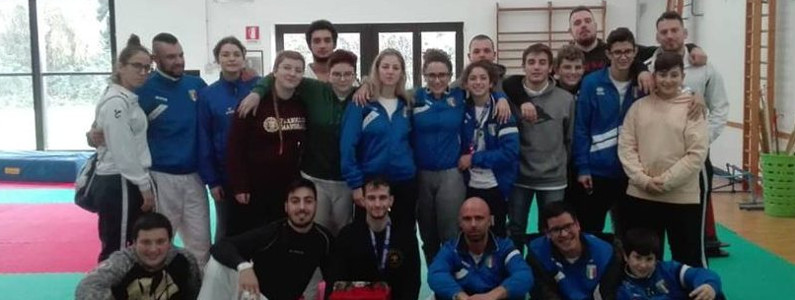 Foto di gruppo allievi/istruttori nella palestra in cui si svolge l’attività