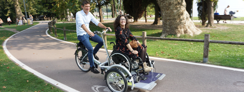 Bici con pedana anteriore per sedia a rotelle