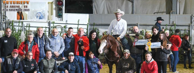 Foto di gruppo con al centro Francesco Schippa