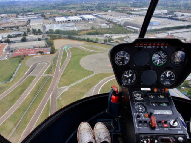 Vista dei comandi dell’elicottero e panorama esterno durante il volo