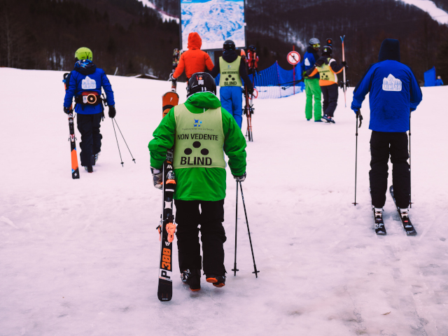 Gruppo di sciatori con disabilità visiva
