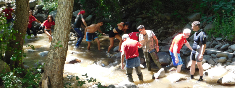 Gruppo di persone lungo il fiume