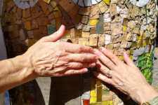 Mani che toccano il mosaico