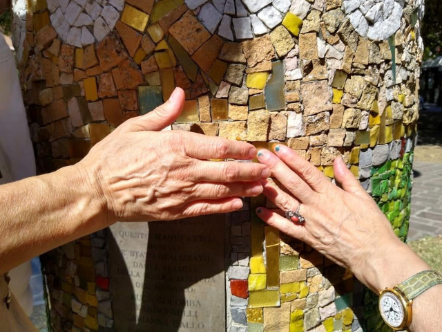 Mani che toccano il mosaico