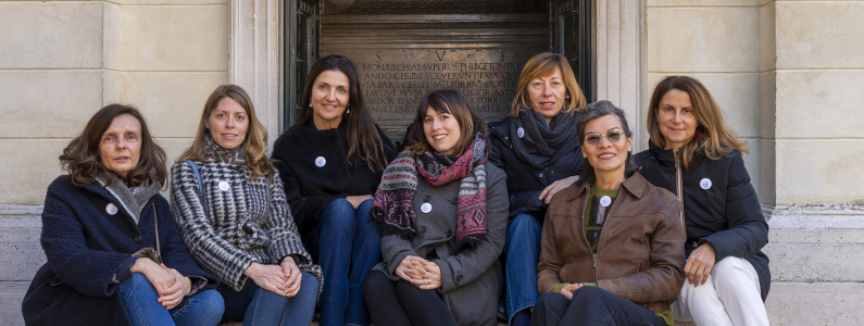 Foto di gruppo delle Ravenna Friendly Guides davanti alla Tomba di Dante