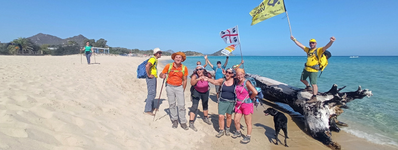 Gruppo di NoisyVision in spiaggia che salutano sorridenti