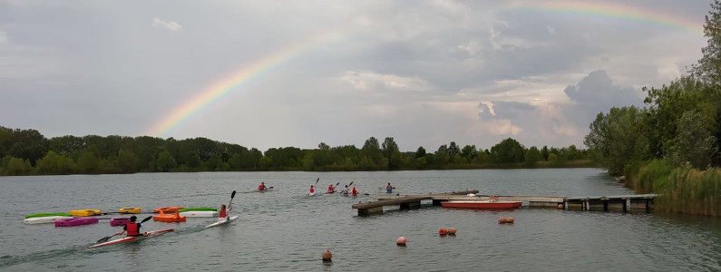 Ragazzi con disabilità sulle canoe che si cimentano nel lago dell’Oasi Naturalistica di Vigarano Pieve