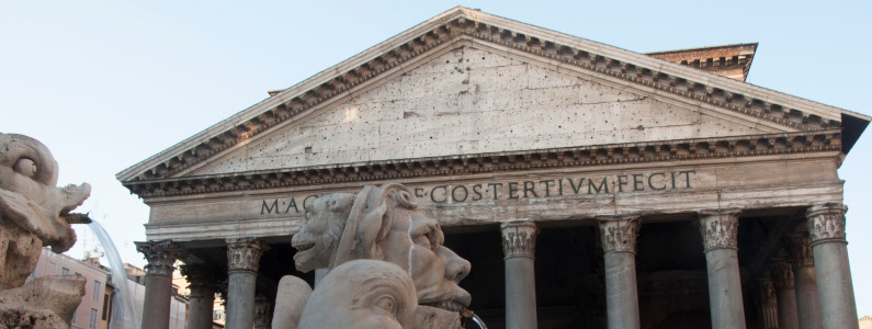 Parte anteriore del Pantheon con il pronao ed il frontone in evidenza