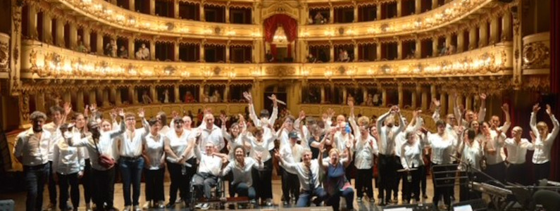 L’orchestra al completo dopo un concerto al teatro Ponchielli di Crema