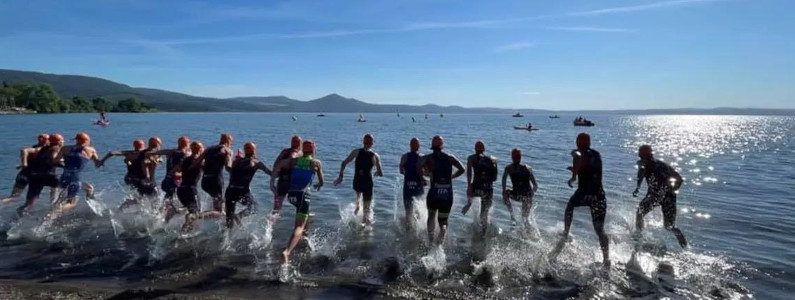 Numerosi concorrenti entrano contemporaneamente in acqua